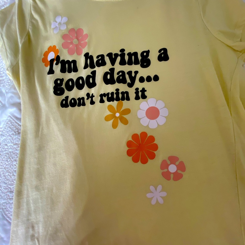 A t-shirt that says I am having a good day don’t ruin it